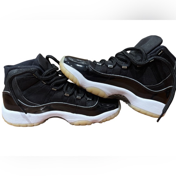 Jordan Kids Sneakers Black White Red - Picture 3 of 15